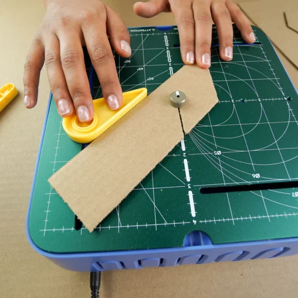 Angle_Guide_Demo Maker-pakke bestående af ChompSaw, bordtilbehør, opfinderarbejdsbog, hulmaskine og rilleværktøj