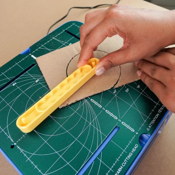 Circle_Guide_Demo Maker-pakke bestående af ChompSaw, bordtilbehør, opfinderarbejdsbog, hulmaskine og rilleværktøj