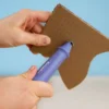 Hole_Punch_Tool_in_Action Maker-pakke bestående af ChompSaw, bordtilbehør, opfinderarbejdsbog, hulmaskine og rilleværktøj