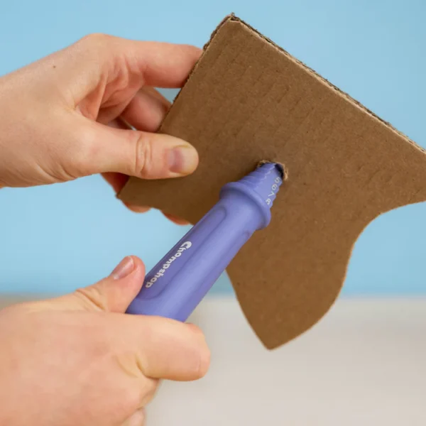 Hole_Punch_Tool_in_Action Maker-pakke bestående af ChompSaw, bordtilbehør, opfinderarbejdsbog, hulmaskine og rilleværktøj