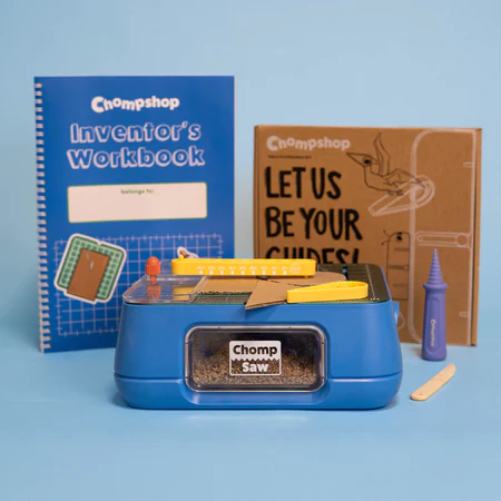 Maker-pakke bestående af ChompSaw, bordtilbehør, opfinderarbejdsbog, hulmaskine og rilleværktøj
